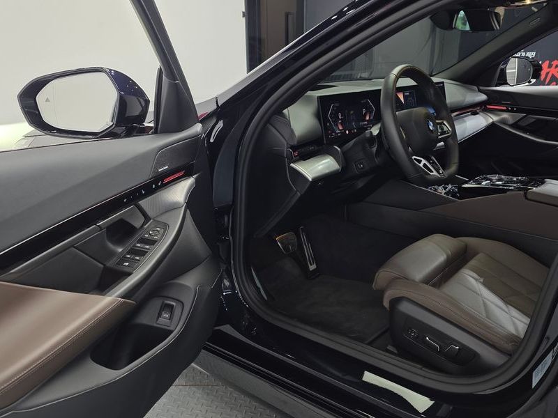 2024 BMW 5 Series 520i M Sport photo 10