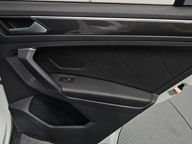 2020 Volkswagen Tiguan 2.0 TDI Premium photo 25