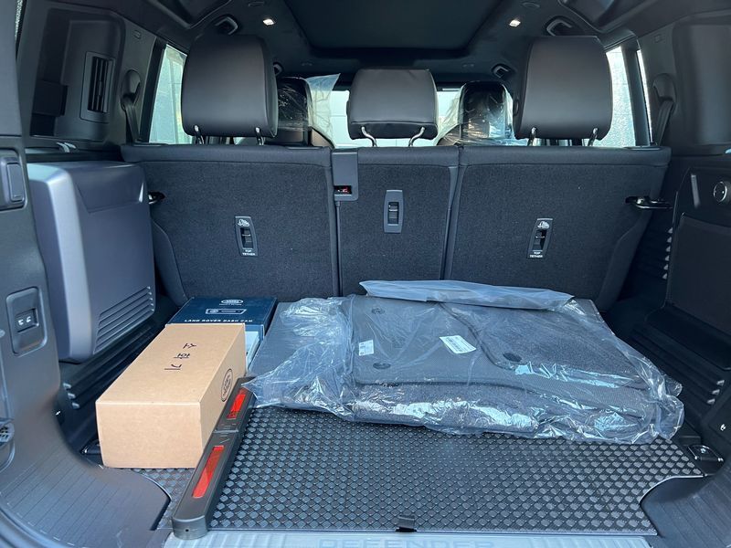 2026 Land Rover Defender 110 P635 Octa Black photo 7