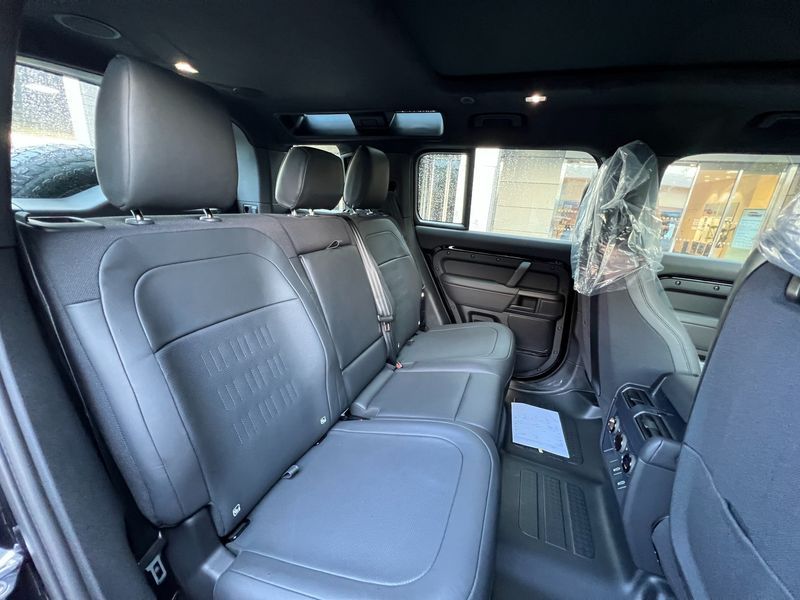 2026 Land Rover Defender 110 P635 Octa Black photo 8