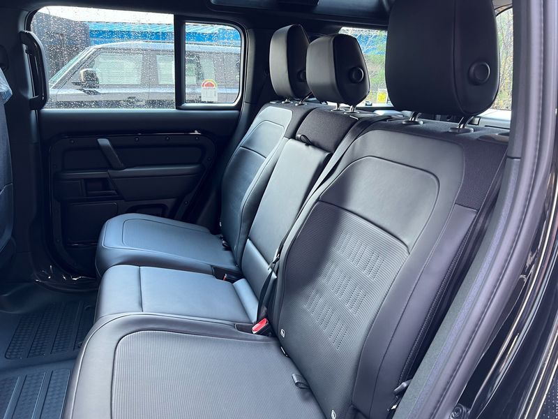 2026 Land Rover Defender 110 P635 Octa Black photo 9
