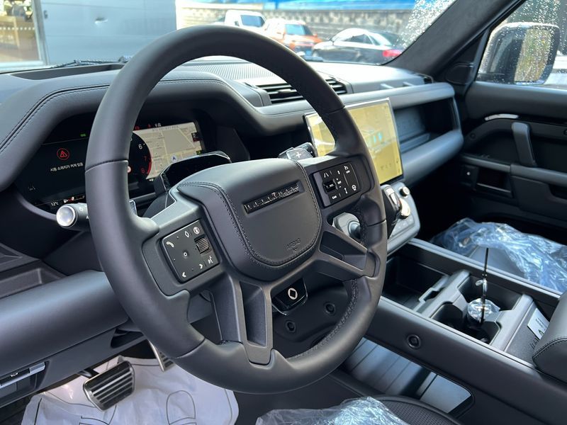 2026 Land Rover Defender 110 P635 Octa Black photo 10