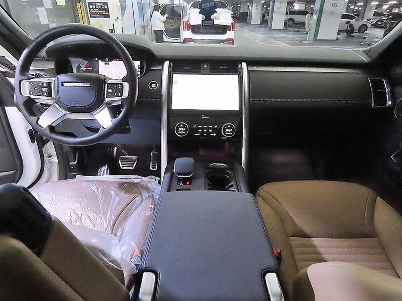2025 Land Rover Discovery D350 Dynamic HSE photo 10