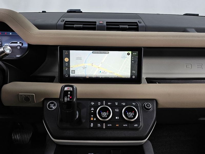 2020 Land Rover Defender 110 D240 SE photo 14