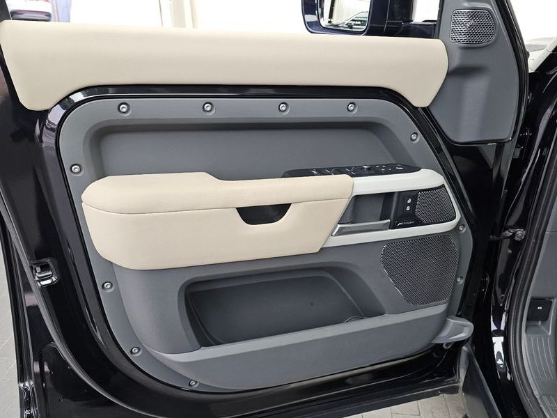 2020 Land Rover Defender 110 D240 SE photo 24