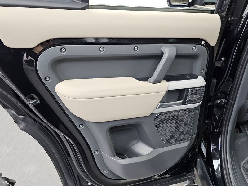 2020 Land Rover Defender 110 D240 SE photo 25