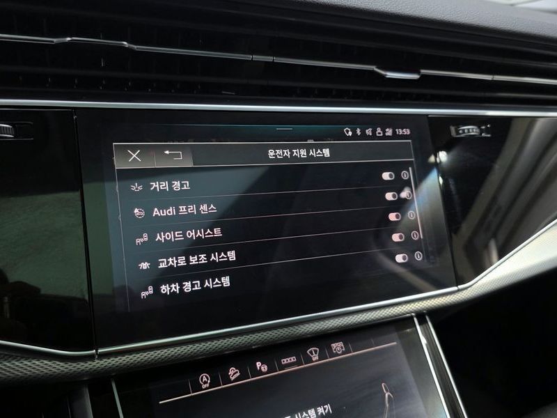 2021 Audi Q7 45 TDI Quattro photo 16