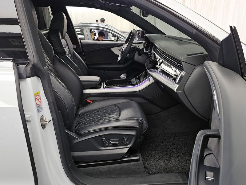 2022 Audi Q8 55 TFSI Quattro Premium photo 11