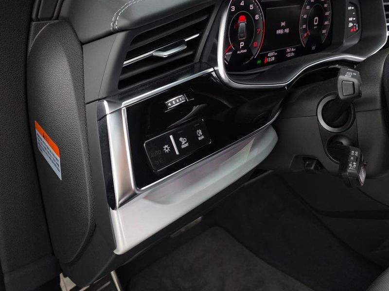 2026 Audi Q8 55 TFSI Quattro Premium photo 27