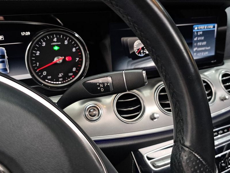 2017 Mercedes-Benz E-Class E200 Avantgarde photo 9