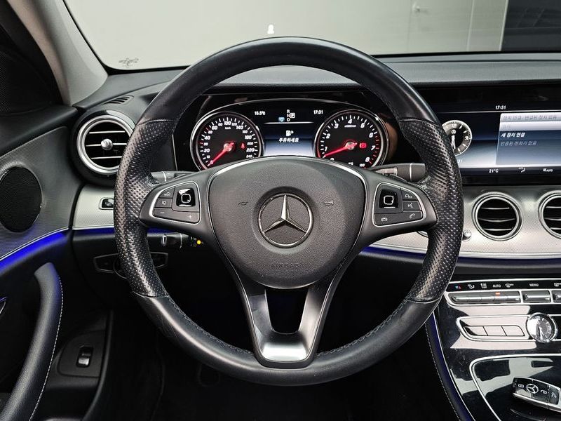 2017 Mercedes-Benz E-Class E200 Avantgarde photo 13