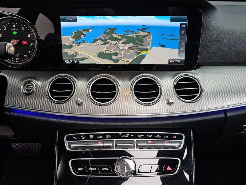 2017 Mercedes-Benz E-Class E200 Avantgarde photo 14