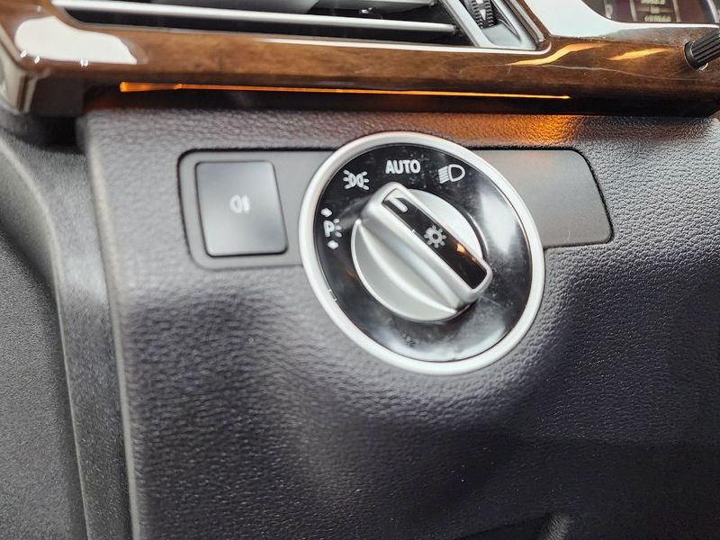 2012 Mercedes-Benz E-Class E200 CGI photo 17