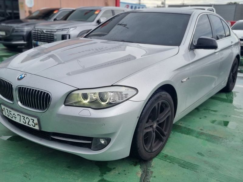 2012 BMW 5 Series 528i photo 1