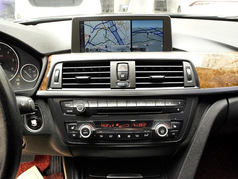 2013 BMW 3 Series 320d photo 10