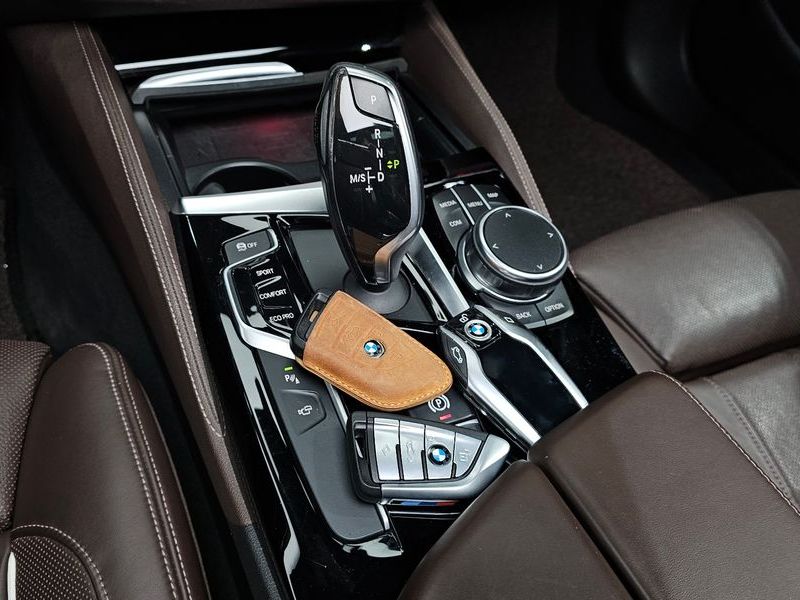 2018 BMW 5 Series 530i M Sport Package Plus photo 9