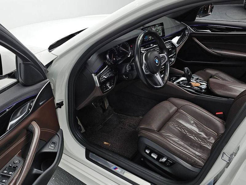 2018 BMW 5 Series 530i M Sport Package Plus photo 10