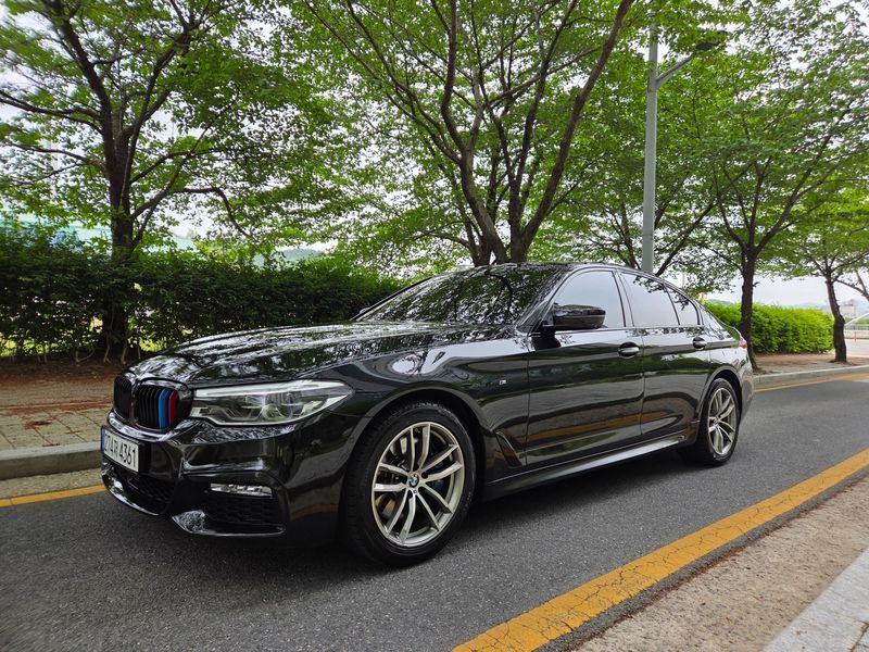2017 BMW 5 Series 530i M Sport Package Plus photo 1