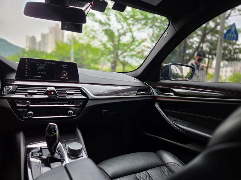 2017 BMW 5 Series 530i M Sport Package Plus photo 9