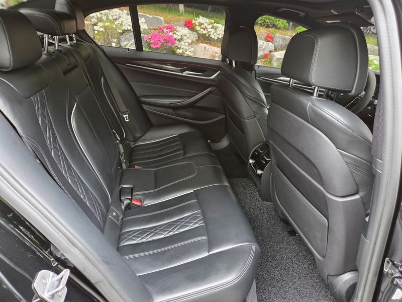 2017 BMW 5 Series 530i M Sport Package Plus photo 10