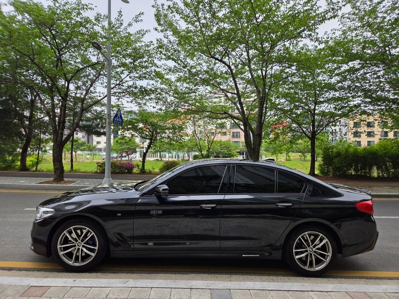 2017 BMW 5 Series 530i M Sport Package Plus photo 16