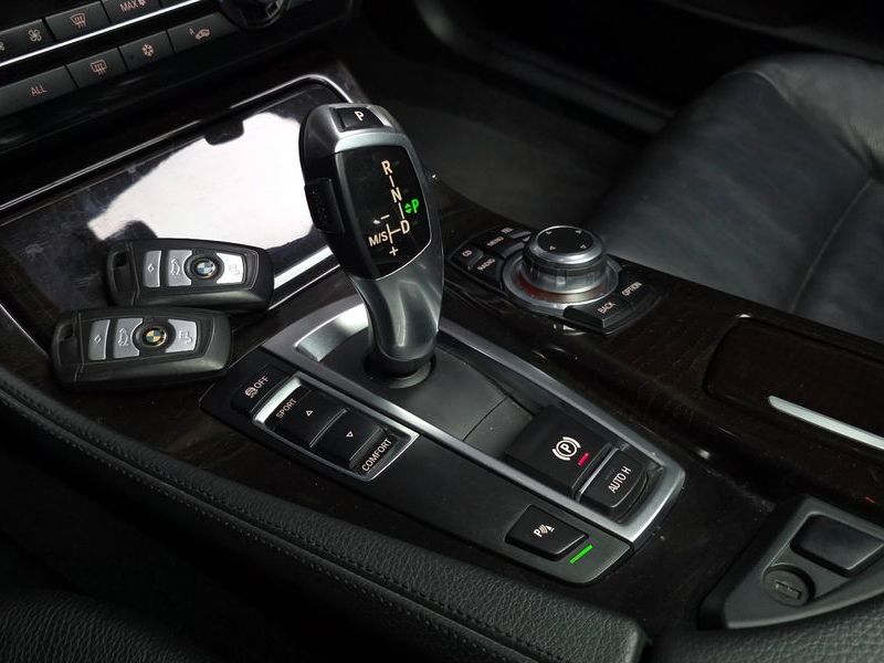 2012 BMW 5 Series 520d photo 9