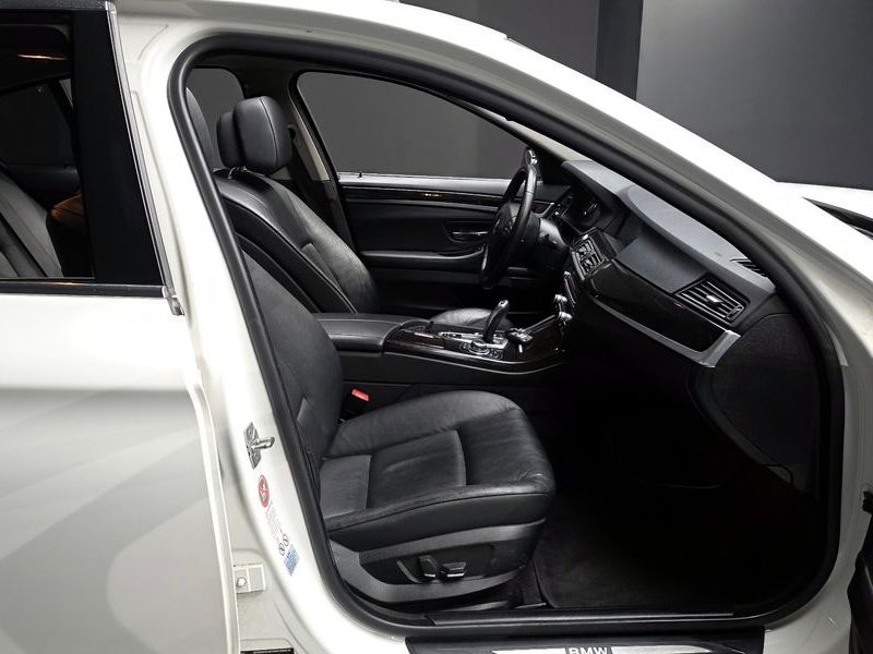 2012 BMW 5 Series 520d photo 10