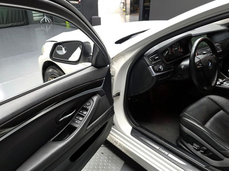 2012 BMW 5 Series 520d photo 11