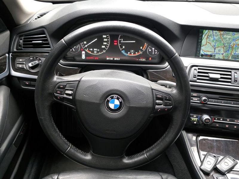 2012 BMW 5 Series 520d photo 13