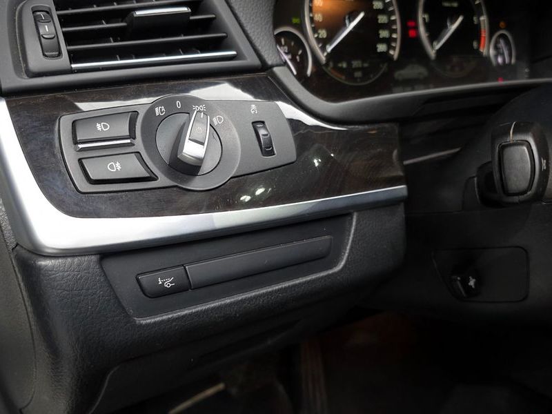 2012 BMW 5 Series 520d photo 17