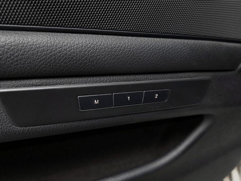 2012 BMW 5 Series 520d photo 19