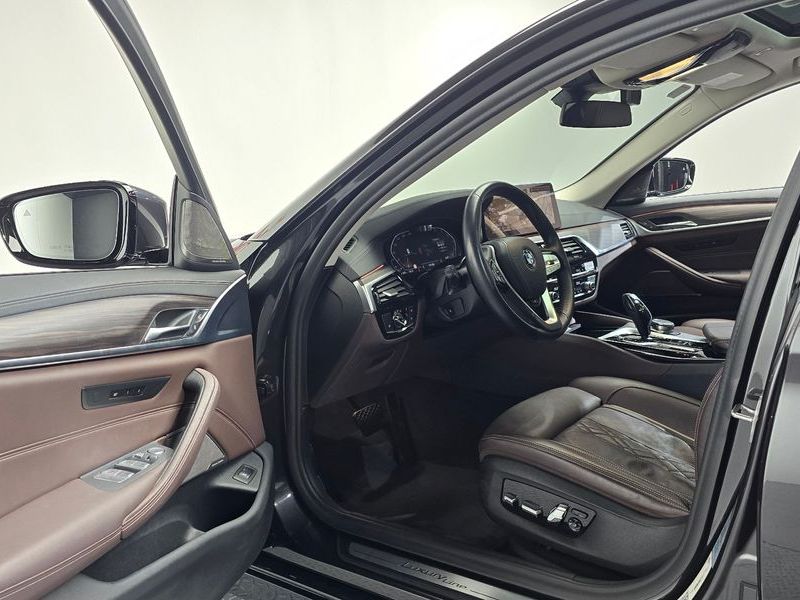 2021 BMW 5 Series 530i Luxury photo 10