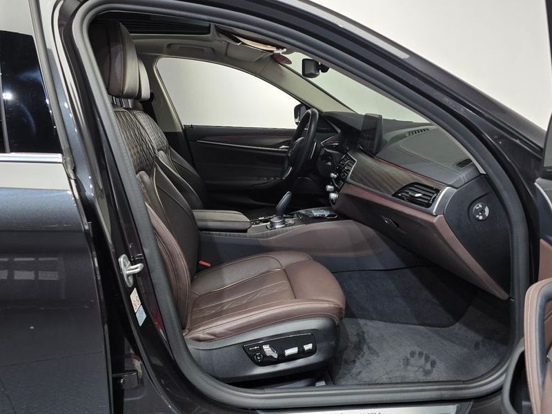 2021 BMW 5 Series 530i Luxury photo 11
