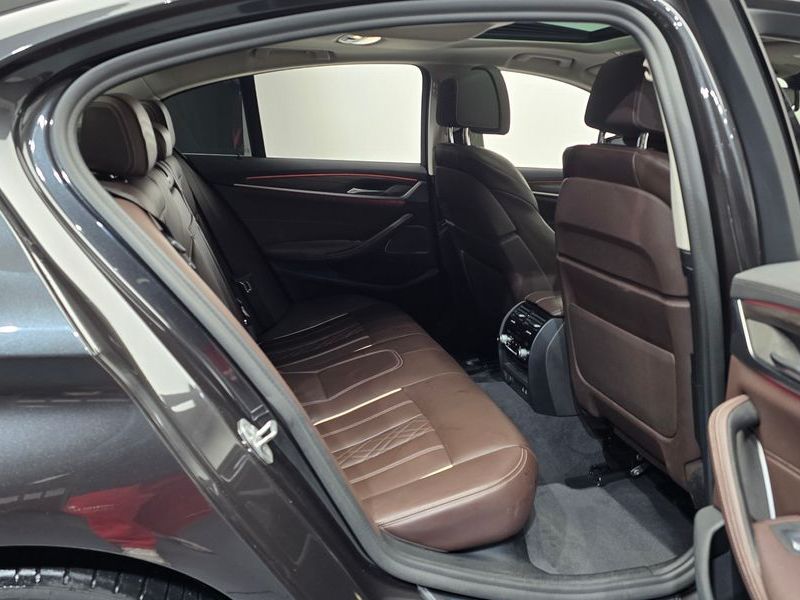 2021 BMW 5 Series 530i Luxury photo 12