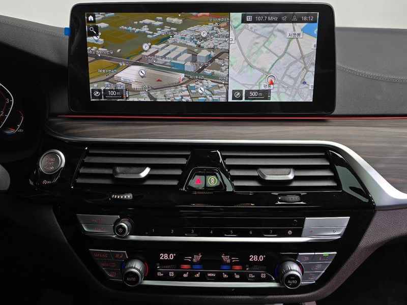 2021 BMW 5 Series 530i Luxury photo 14