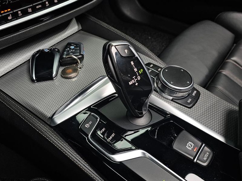 2018 BMW 5 Series 520d xDrive M Sport Package photo 9