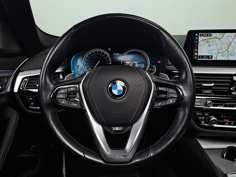 2018 BMW 5 Series 520d xDrive M Sport Package photo 13