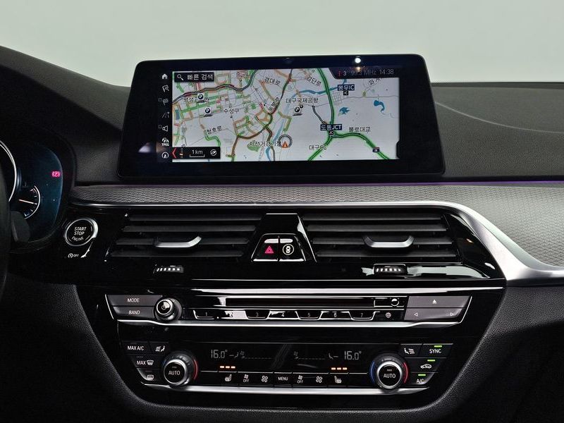 2018 BMW 5 Series 520d xDrive M Sport Package photo 14