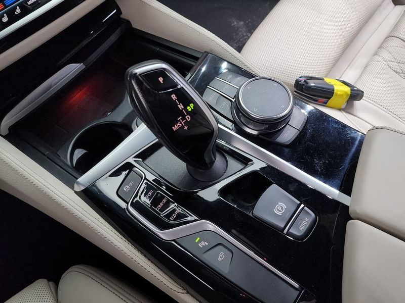 2019 BMW 5 Series 530i xDrive M Sport Package Plus photo 9