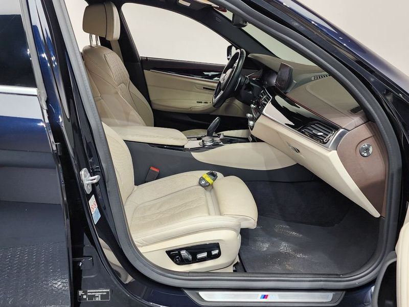 2019 BMW 5 Series 530i xDrive M Sport Package Plus photo 11