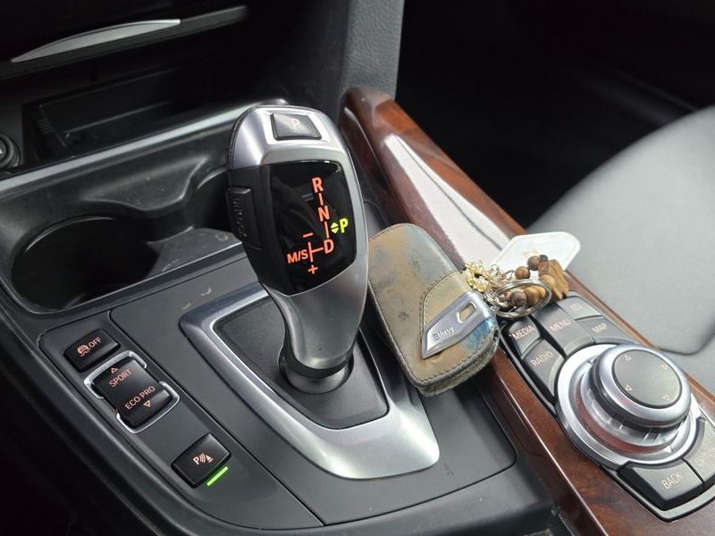 2012 BMW 3 Series 320i photo 9