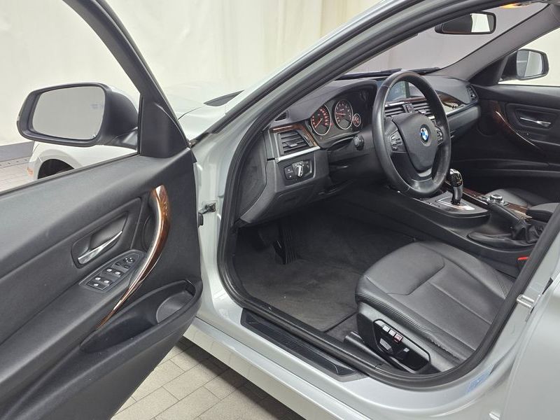 2012 BMW 3 Series 320i photo 10