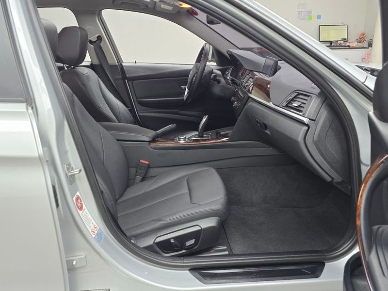 2012 BMW 3 Series 320i photo 11