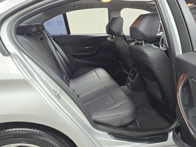 2012 BMW 3 Series 320i photo 12