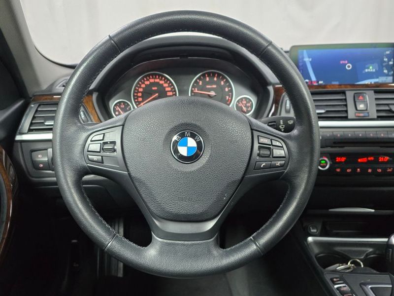 2012 BMW 3 Series 320i photo 13
