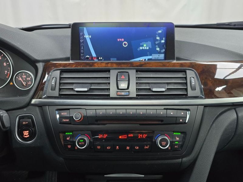 2012 BMW 3 Series 320i photo 14