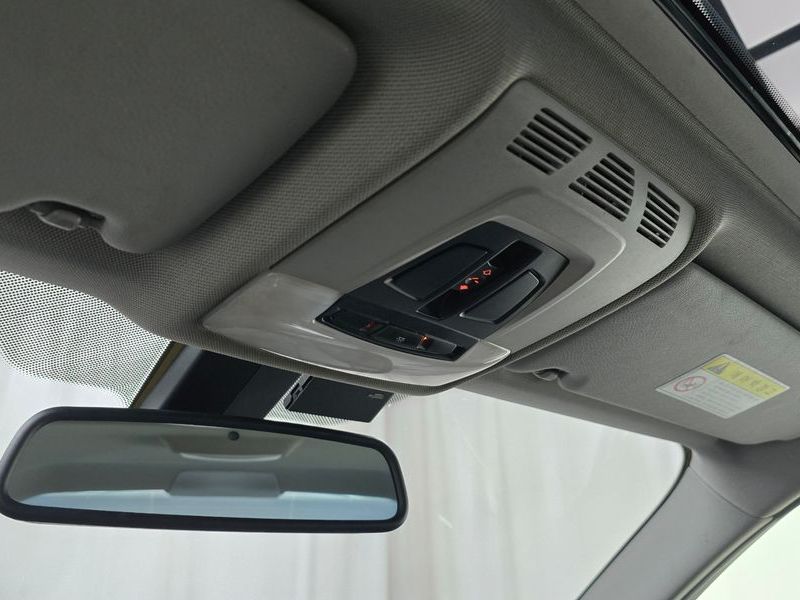 2012 BMW 3 Series 320i photo 16