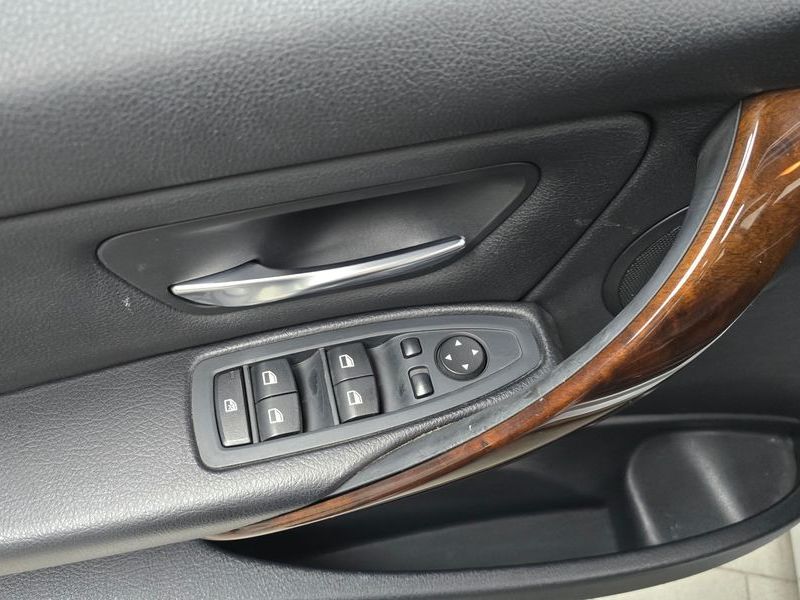 2012 BMW 3 Series 320i photo 17