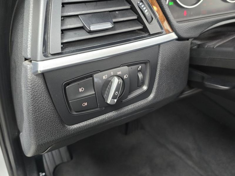 2012 BMW 3 Series 320i photo 18