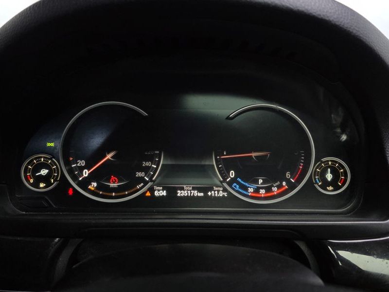2013 BMW 5 Series 520d photo 8